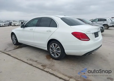 2015 Mercedes-Benz C 300 4Matic z USA, uszkodzony, nr VIN 55SWF4KB0FU019171